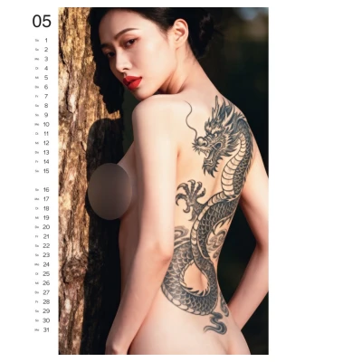 Tattoo Girls 2027 - erotikus falinaptár, ajándék férfiaknak (1 db)